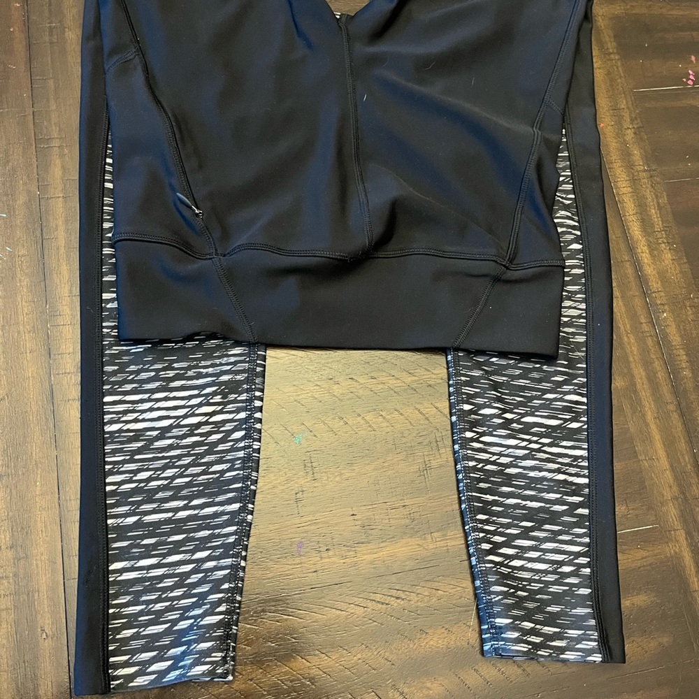 Under Armour Black and White Patterned Leggings - women’s small